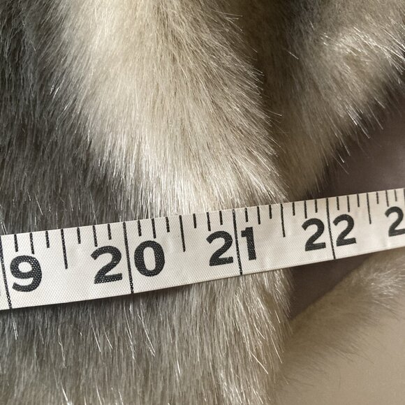 Eliza J Faux Fur Gray Wrap Size XL Shawl - Picture 10 of 10